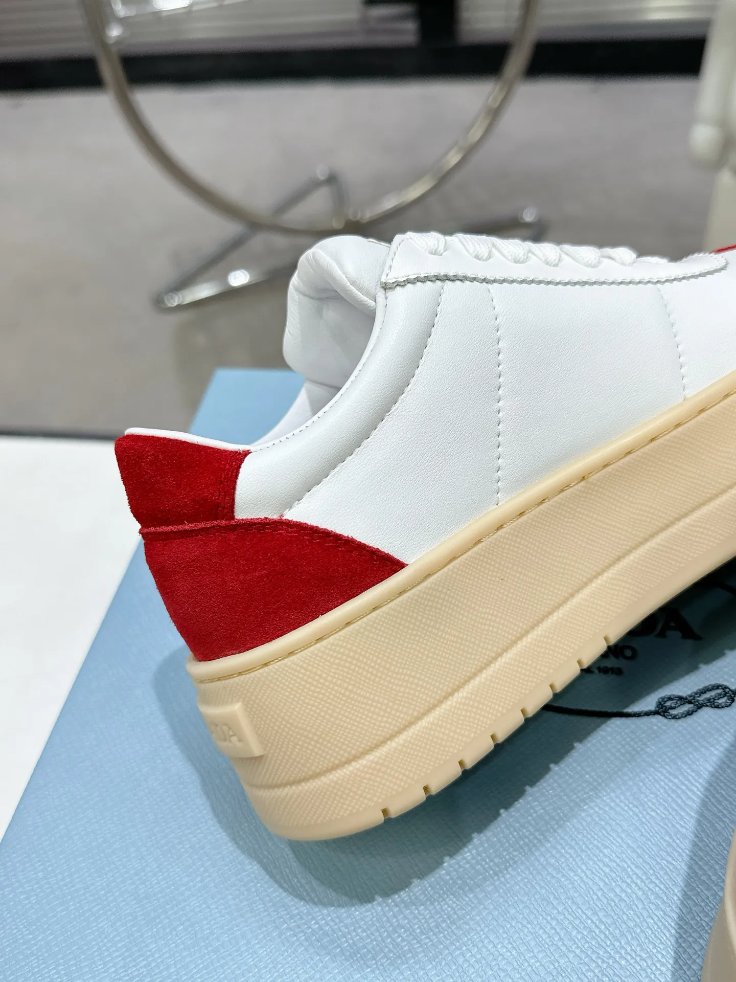 👟👟Ex-factory price 600👟👟 Prada Latest Downtown Bold series Thick-soled Platform Shoes Triangle Logo Casual Sports Shoes White Shoes Original purchase, development and production Downtown Bold sneakers are inspired by the basketball shoes of the 1980s, with sporty design and exquisite details. Crafted from perforated leather, the statement platform sole provides a unique, modern style. The Prada logo is interpreted from different angles, decorated with the iconic enameled triangular metal logo, highlighting the unique classic style. Exquisite packaging at the delivery counter🛍📦 ▪️Fabric: Original custom imported first-layer cowhide ▪️Inner lining: Original imported sheepskin ▪️Outsole: Original open-molded ultra-light foam material ▪️Sole thickness: 4.5CM ▪️Size: Women's 35-40